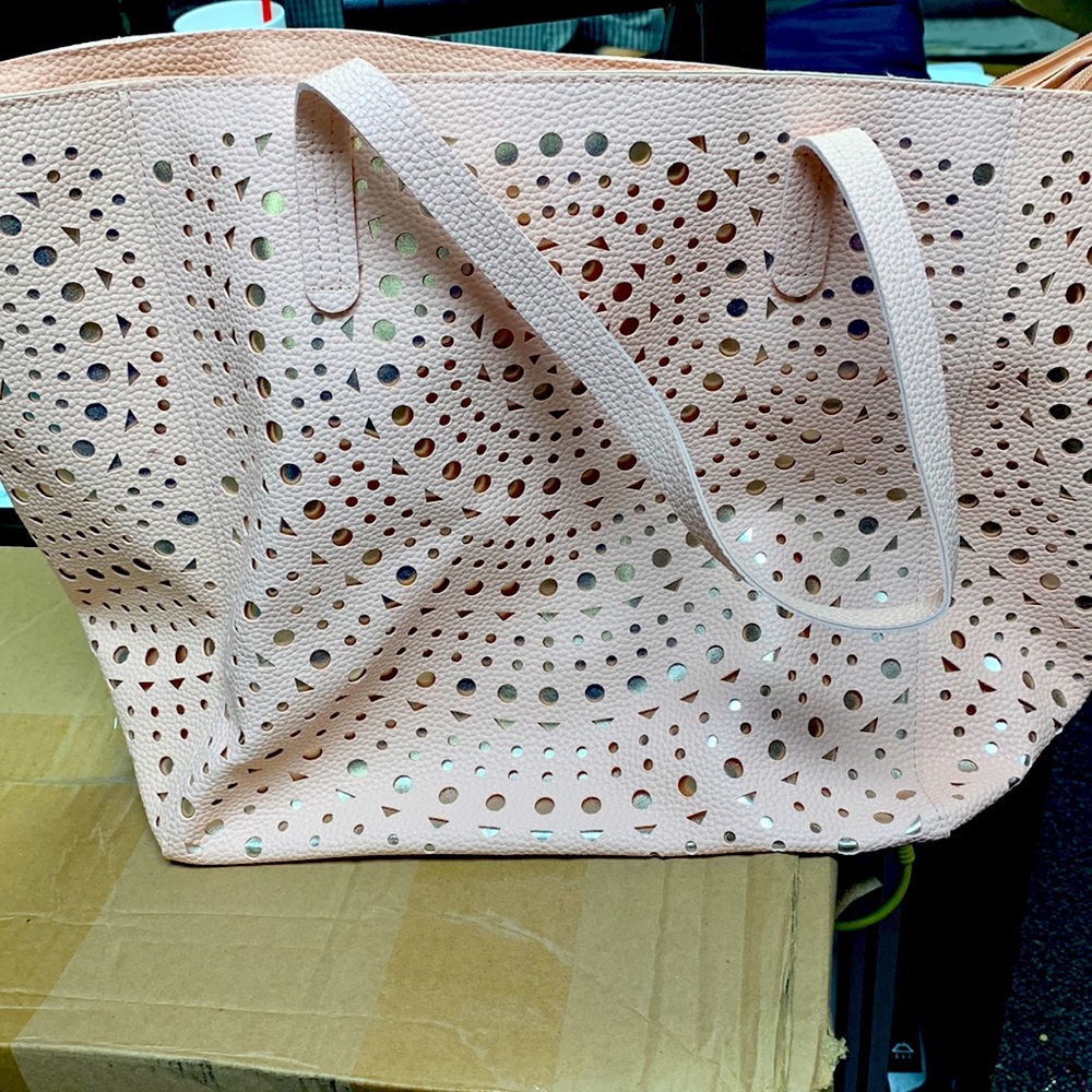 Pink purse. Brand new with tags. Never used.
